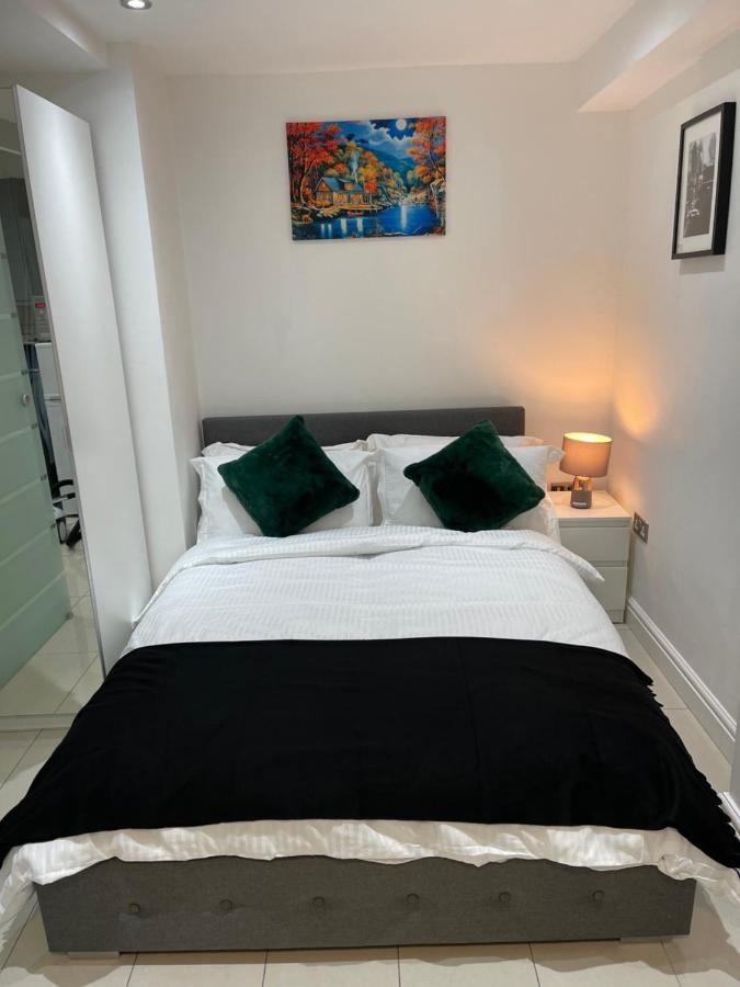 Modern 1 Bedroom Holiday Apartment In Southminster Eksteriør billede