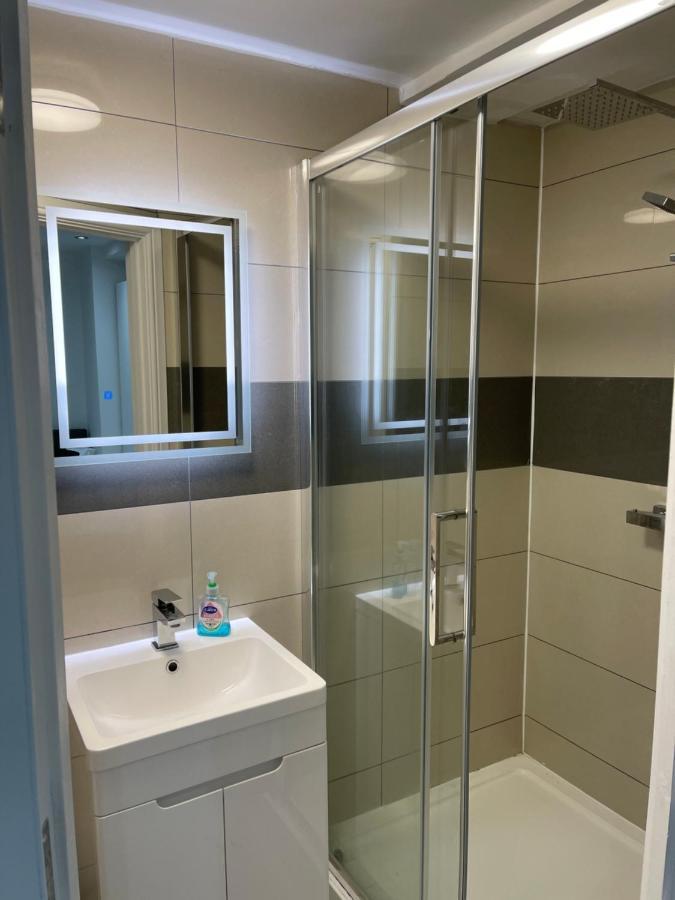 Modern 1 Bedroom Holiday Apartment In Southminster Eksteriør billede